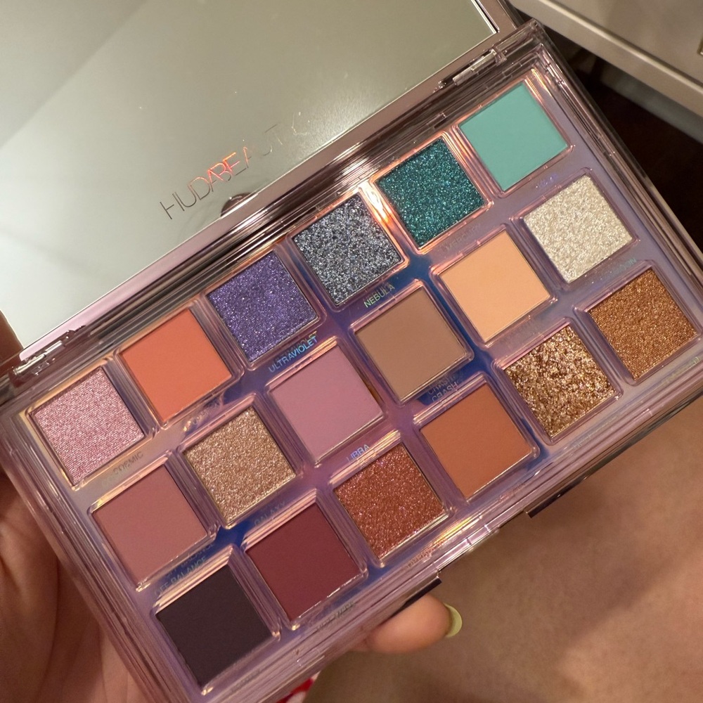 Huda Beauty Eyeshadow Palette mercury retrograde